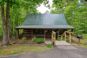 Pigeon Forge Pet Friendly Cabin "Back to Nature" - Parking area
