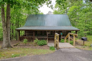 Pigeon Forge Pet Friendly Cabin "Back to Nature" - Parking area