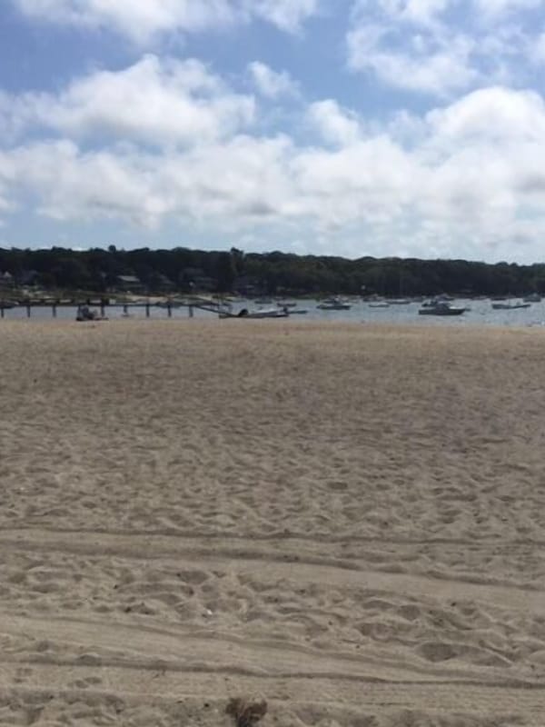 Shortdrive to sandy public Monument beach. Small Assoc. beach area also on site