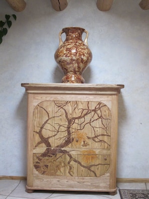 Inlaid Trasterio with Feather Marquetry Pot