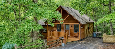 Secluded Pigeon Forge Cabin "Allen Hideaway" - Parking area