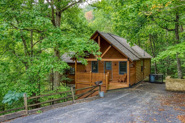 Secluded Pigeon Forge Cabin "Allen Hideaway" - Parking area