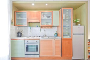 Fully equipped kitchen with oven and dishwasher