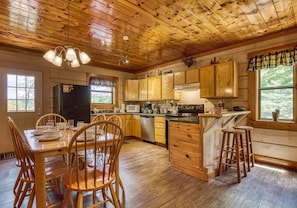 Cabin in the Smokies - Serenity Ridge - Dining area and kitchen