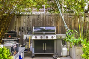 Top Of The Line 4 Burner Weber Barbecue Plus Pizza Oven And Hot Dog Cart.