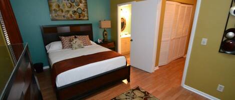 Unit 6 One bedroom w/Queen tempurpedic bed, dresser and private bathroom