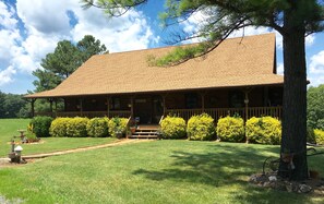 Mountain View Lodge...Beautiful getaway close to Lynchburg, LU, Appomattox more.