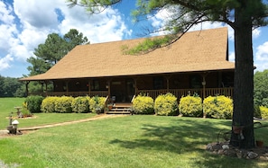 Mountain View Lodge...Beautiful getaway close to Lynchburg, LU, Appomattox more.