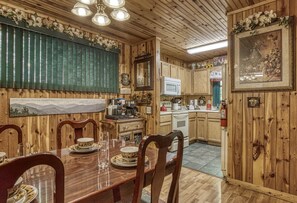 Tennessee Cabin Rental - Deer to Dream - Dining area and fully furnished kitchen
