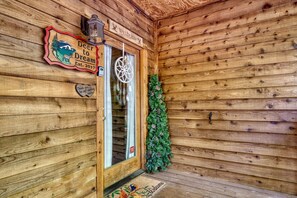 Smoky Mountain Cabin Rental - Deer to Dream - Covered entry deck