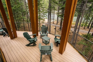 Large deck overlooks Tumalo Lake