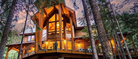 Lakeside East Cabin - architecturally spectacular!