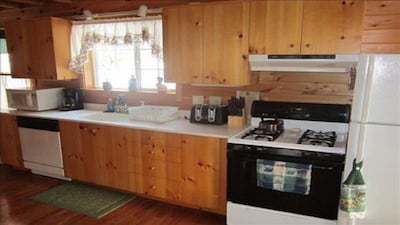 Cabin, Sleeps 7-10, Hot tub, Team Parties Welcome!  