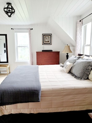 Master bedroom (upstairs), King bed, flatscreen TV