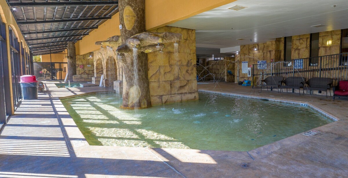 Oceanfront penthouse onsite restaurant bar pools lazy river