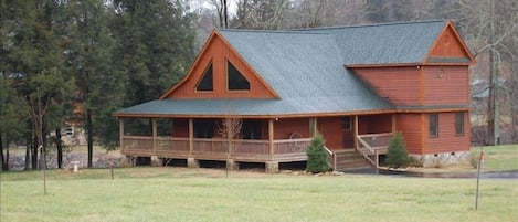 Beautiful and relaxing 3BR 2BA mountain home on the Toccoa River.