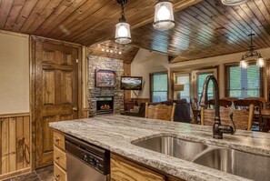 Tennessee Cabin - Mountain Side - Bar top with granite countertop