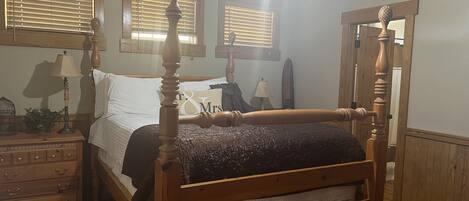 Queen master bedroom with 4 poster bed