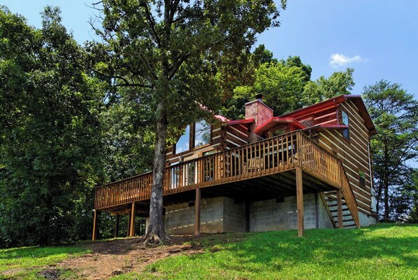 Pigeon Forge Pet Friendly Cabin "Builtmore Hideaway"