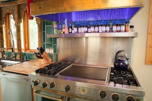 Beautiful Viking Gas Range w/built in cutting boards, savory spices, led lights