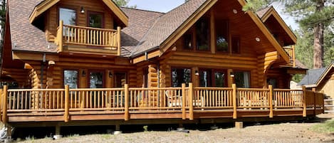 The back of the cabin facing the beautiful Deschutes River