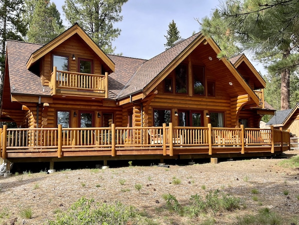 The back of the cabin facing the beautiful Deschutes River