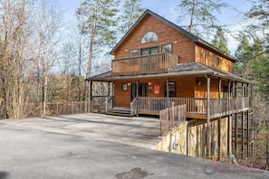 Cabin in the Smokies "Best Time Ever" - Covered entry deck