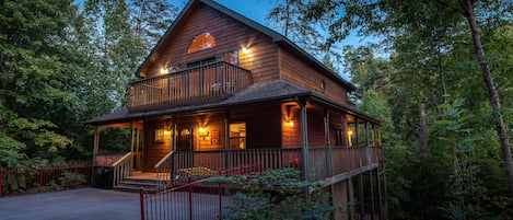 Pigeon Forge Cabin "Best Time Ever" - At dusk