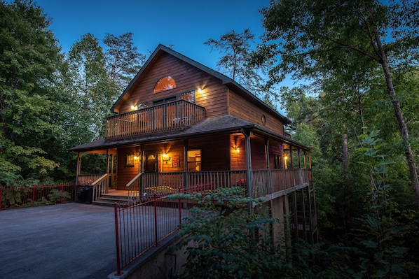 Pigeon Forge Cabin "Best Time Ever" - At dusk