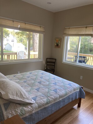 2nd bedroom with Queen bed