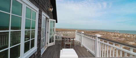 Balcony overlooking the ocean