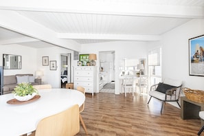 This rear upstairs unit of this bayfront home is the perfect spot to experience the charm of Balboa Island in Newport Beach.
                