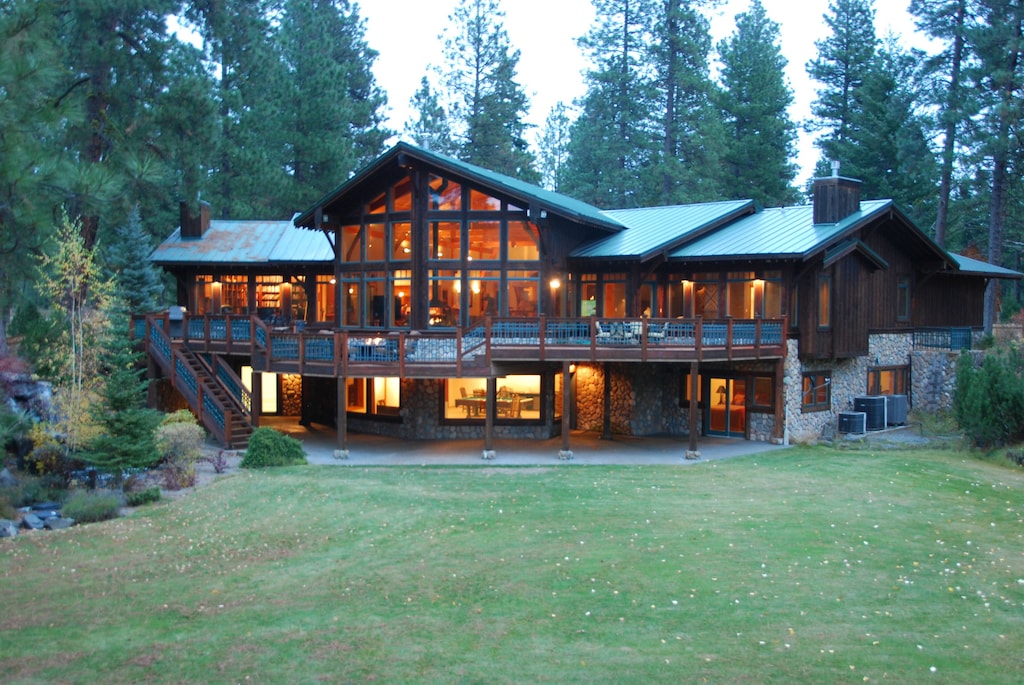 Luxury Riverfront Home Bordering Suncadia - Stunning Views - Pool and ...