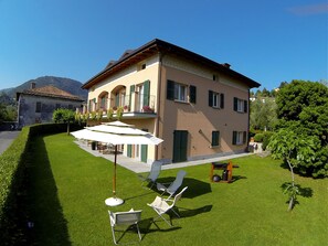 Front, garden, solarium, relax, BBQ, lake and mountain view 