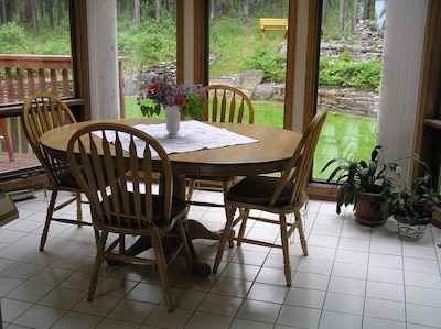 The End Of The Road B&B - Cranbrook, British Columbia - Breakfast included - Queen Room with Forest View (Unit 2)