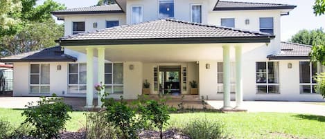 Mudgee Country Grandeur Home's entrance