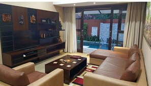Luxury 3 Bedrooms Villa steps to beach