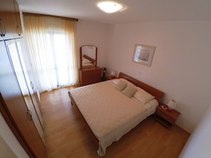 Schlafzimmer 1