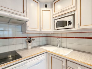 Cabinetry, Comptoir, Propriété, Cuisinière, Cuisine, Evier, Appareil De Cuisine, Bois, Évier, Robinet