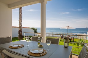 Terraza - comedor con vistas al mar para disfrutar de agradables veladas.