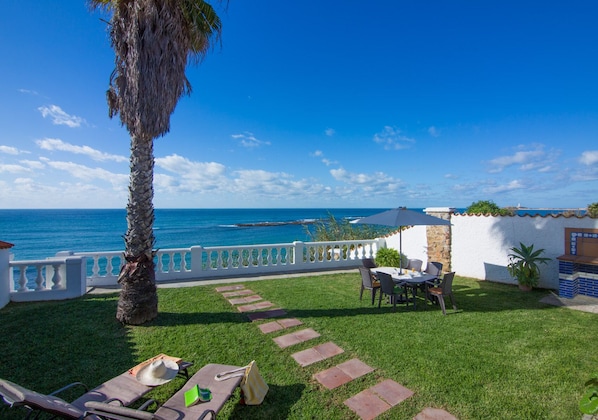 Magnífica villa situada en primera línea de playa con preciosas vistas al mar.
