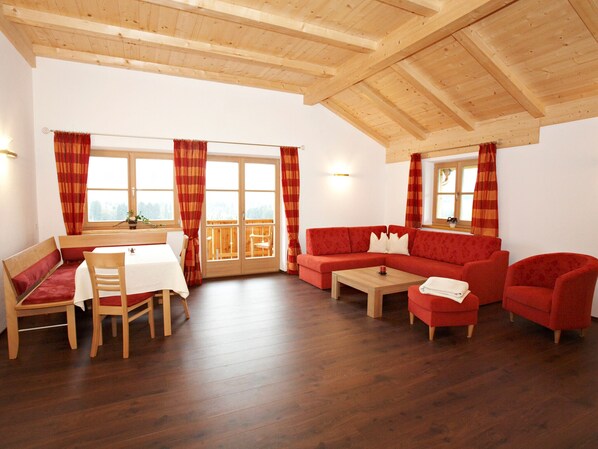 Ferienwohnung Rauschbergblick für 4 Personen, 2 Schlafzimmer, 90 qm-Wohn-Esszimmer