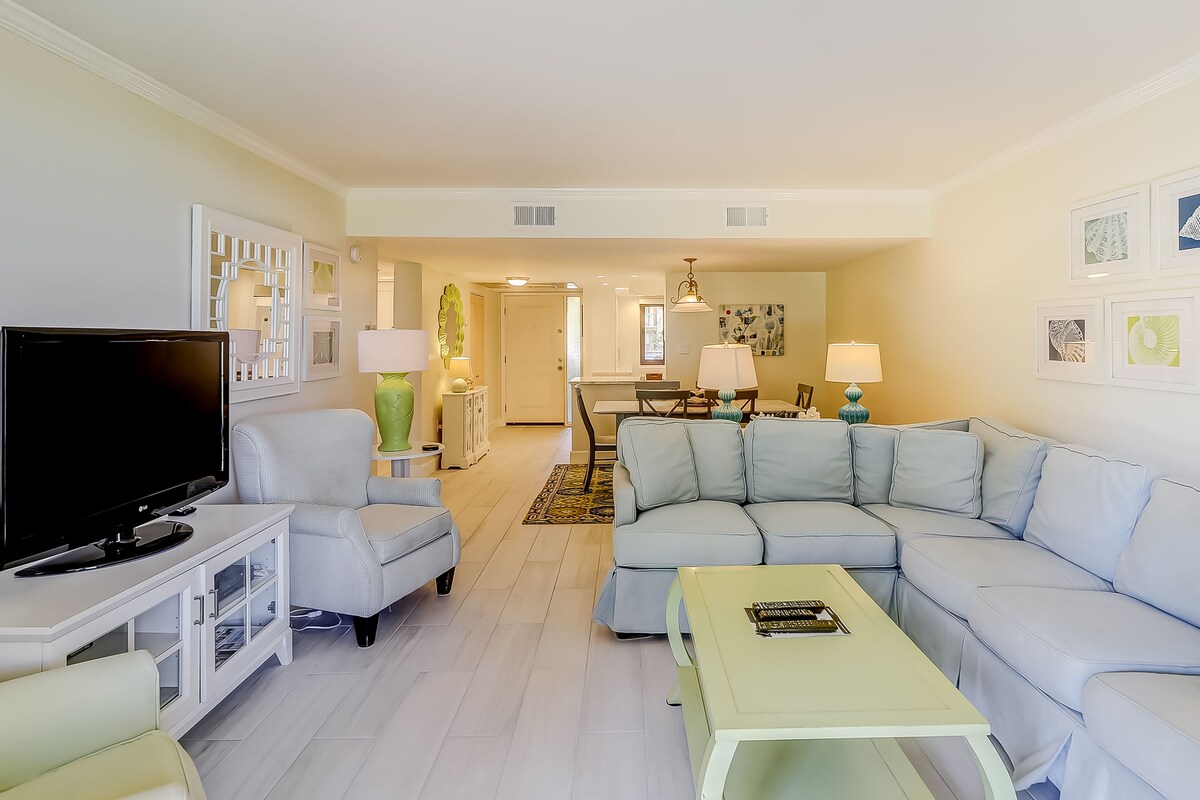 Calming Condo Getaway with Shared Pool, Hot Tub, and Tennis Courts