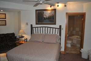 At Ships Quarters "Northland" Queen Bed, love seat, jacuzzi, shower, TV,  AC.
