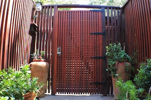 Hollywood Barham front gate
