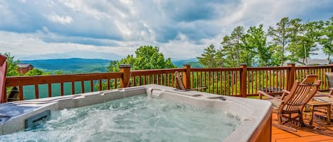 Breathtaking Mountain Views from your relaxing time in the Hot Tub!