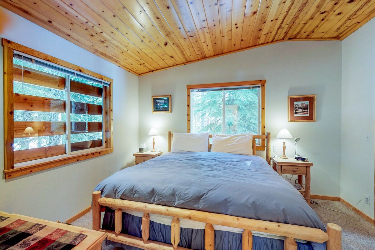 Dog-friendly cabin with pool & hot tub – near hiking/skiing