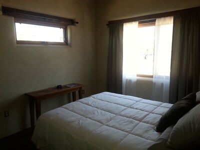 New adobe guest house - mountain views - great location - hot tub