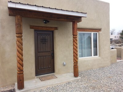 New adobe guest house - mountain views - great location - hot tub