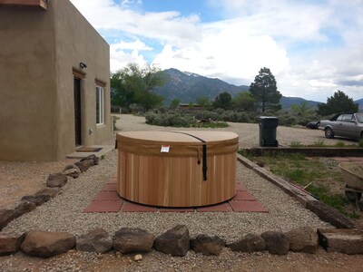 New adobe guest house - mountain views - great location - hot tub